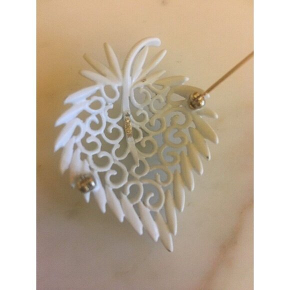 Vintage 1970's Monet White Enamel Filigree Lacy Heart Strawberry Brooch Pin - Picture 3 of 4